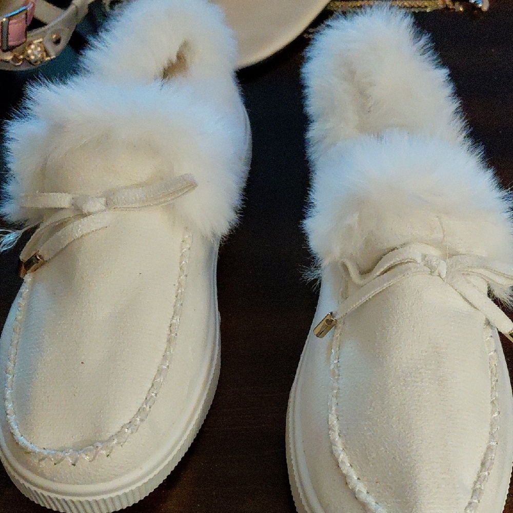 Women’s Faux-Fur Trim Slip-On Moccasin - White